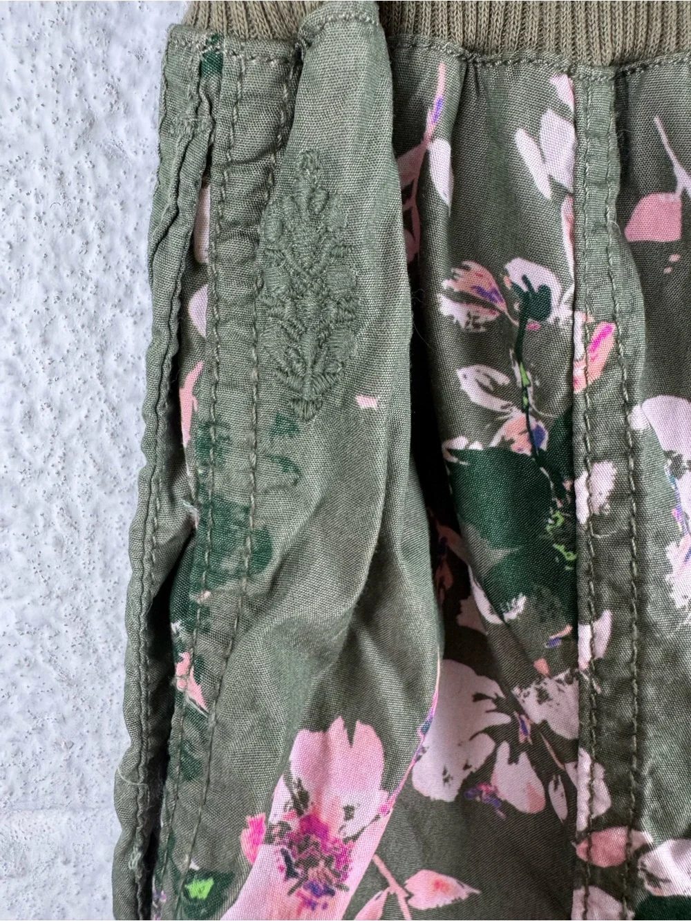 Free People Movement Mesmerize Me Printed Cargo Pants Olive Joggers Size M - Picture 9 of 10